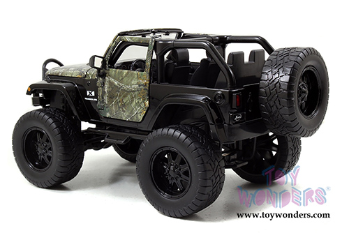 Jada Toys Realtree- Jeep Wrangler Off Road with dog (2007, 1/24 scale diecast model car, Green camouflage) 97143